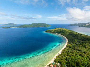 Sahil şeridinde mavi denizle çevrili tropik adalar. Romblon, Filipinler.