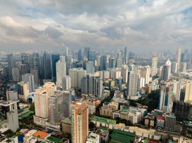 Makati City 'deki konut ve ofis binaları. Metro Manila, Filipinler 'de Skyline.