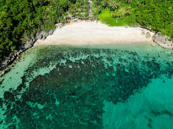 Carabao Adası 'ndaki beyaz kumlu sahilde okyanus dalgaları. Jose, Romblon. Filipinler.