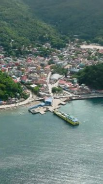 Romblon Adası 'ndaki limanda feribotlu kasaba manzarası. Romblon Adası, Romblon, Filipinler. Dikey görünüm.
