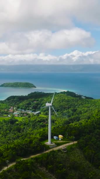 ジャングルと熱帯雨林を持つ熱帯の山 ロムブロン島のウィンドミル ロムブロン フィリピン 垂直ビュー — ストック動画