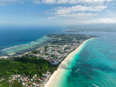 Boracay Adası 'ndaki kumlu White Beach' in havadan görünüşü. Filipinler.