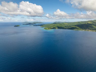 Sahil Tatil Köyü ve Mavi Deniz. Mavi gökyüzü ve bulutlar. Romblon, Romblon. Filipinler.