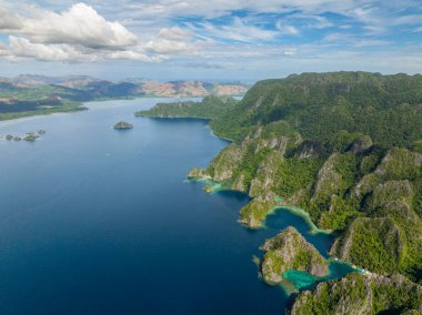 Koron, Palawan 'daki tropik adalar ve göller. Mavi gökyüzü ve bulutlar. Filipinler.