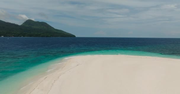 Kustlijn Met Wit Zandstrand Kristalheldere Oceaangolven White Island Camiguin Filipijnen — Stockvideo