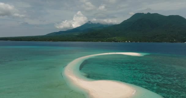 Tropická Krajina Bílého Pískovce Obklopená Zelenavou Mořskou Vodou Korálovými Útesy — Stock video