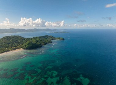 Mercan ve dalgalı turkuaz deniz suyu. Duli Sahili. El Nido, Filipinler.