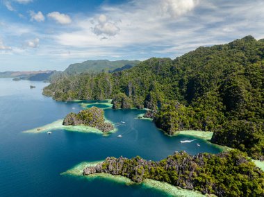 Mavi denizi aşan tekneler. İkiz Göl. Coron, Palawan. Filipinler.
