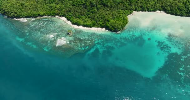 Transparentes Türkisfarbenes Meerwasser Und Wellen Draufsicht Küste Mit Strand Auf — Stockvideo