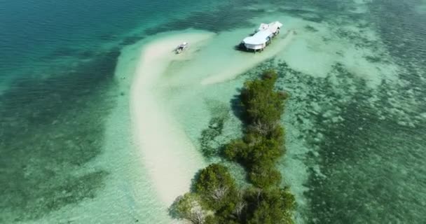 Τυρκουάζ Νερά Πάνω Από Την Άμμο Και Κοράλλια Στο Νησί — Αρχείο Βίντεο
