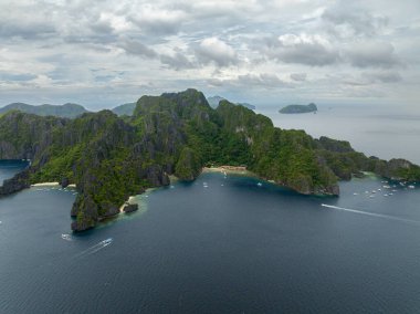 Miniloc Adası 'ndaki sahil şeridinde tropik plajlar. El Nido, Palawan. Filipinler.