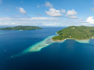 Tropik adadaki turkuaz su ve mercanların drone görüntüsü. Punta Corazon Romblon, Filipinler.