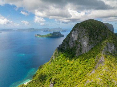 Cadlao Adası 'nda kireçtaşı kayaları olan bir dağ. El Nido, Palawan. Filipinler.