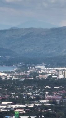 Filipinler, Cagayan de Oro 'daki binalar ve konutlar. Dikey, hikayeler.