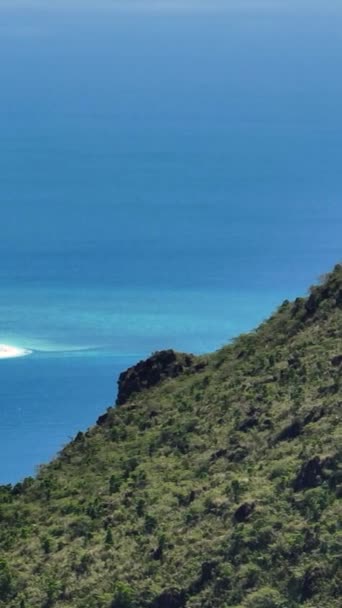 Sandbar Circondato Dal Mare Blu Nell Isola Camiguin Filippine Verticale — Video Stock