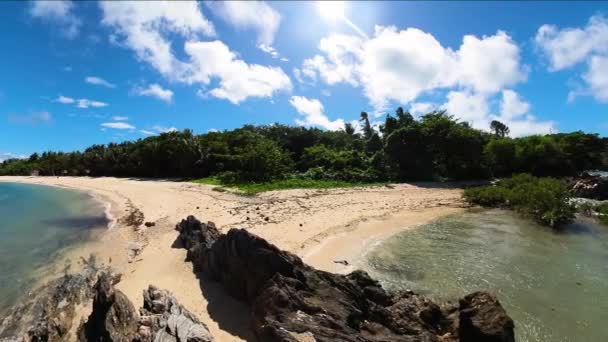 Tropisk Strand Med Vågor Över Klippor Och Sand Romblon Filippinerna — Stockvideo