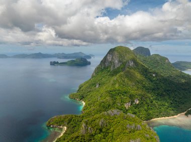 Cadlao Adası 'ndaki yeşil ağaçlar ve bitkiler. El Nido, Palawan. Filipinler.
