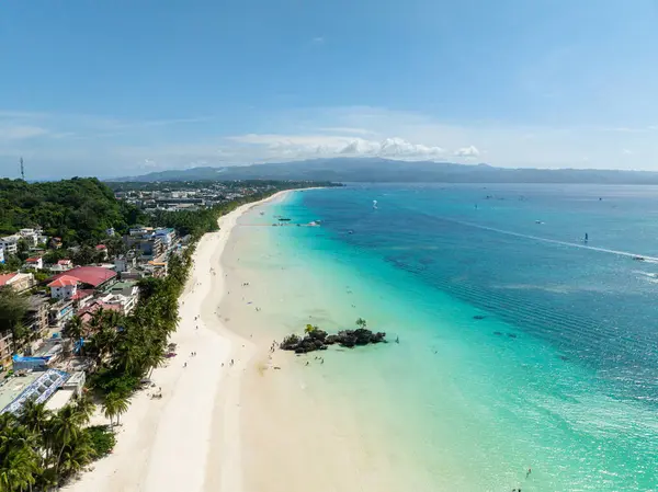 Beyaz kumlu sahilde okyanus dalgaları. Hindistan cevizi ağaçlı kıyı bölgesi. Boracay Adası. Filipinler.