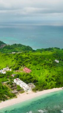 Okyanus dalgaları ve beyaz kumlu plaj tatil beldelerinin insansız hava aracı görüntüsü. Ilig Iligan Sahili. Boracay, Filipinler. Dikey görünüm.