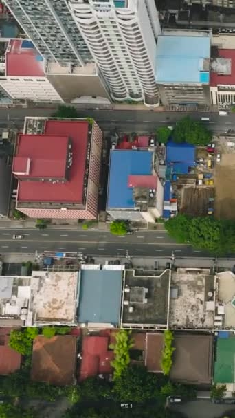 メトロマニラの住宅ビル間の忙しい通り マカティ シティスケープ フィリピン 垂直ビュー — ストック動画