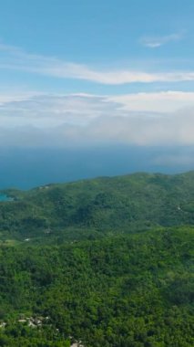 Romblon Adası 'nda dağları ve ormanı olan tropik bir yer. Romblon, Filipinler. Dikey görünüm.