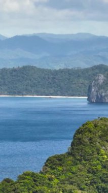 Mavi deniz ve kıyı sahilleri olan tropik adalar. El Nido, Palawan. Filipinler. Dikey görünüm.