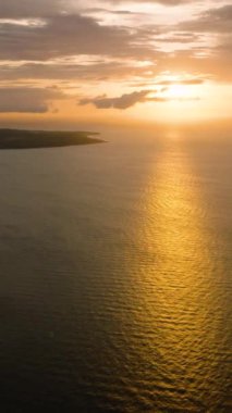 Denizin ve Carabao Adası 'nın üzerindeki Sunset' in insansız hava aracı görüntüsü. Romblon, Filipinler. Dikey görünüm.