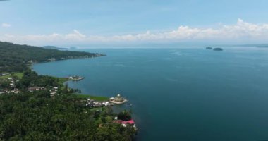 Lanao Gölü kıyısında bir köy ve bir cami. Lanao del Sur. Mindanao, Filipinler.