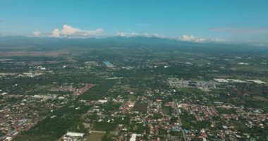 Modern şehrin, mavi gökyüzünün ve bulutların renkli hava manzarası. General Santos Filipinler 'in Ton Balığı Başkenti. Mindanao..