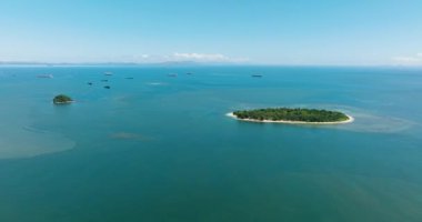 Beyaz kumlu plajı olan tropik bir ada. Alingkakajaw Adası. Mindanao, Filipinler.