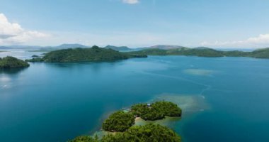 Adalardaki güzel derin mavi deniz ve mavi gökyüzü ve bulutlar. Mindanao, Filipinler. Seyahat ve yaz konsepti.