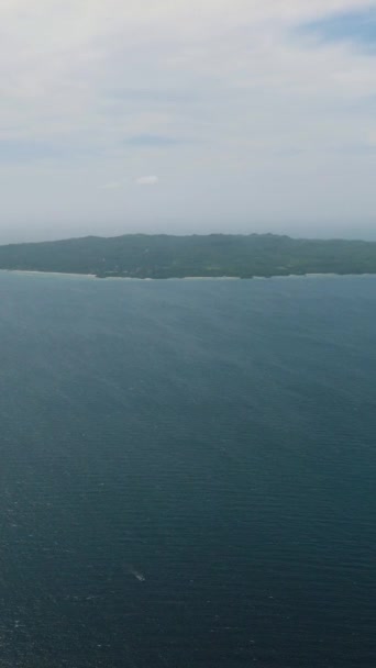 Widok Lotu Ptaka Wyspę Carabao Otoczoną Błękitnym Morzem Falami Romblon — Wideo stockowe
