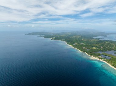 Beyaz kumlu, tropik sahil şeridi. Santa Fe 'deki Agmanic Gölü, Tablas, Romblon. Filipinler.