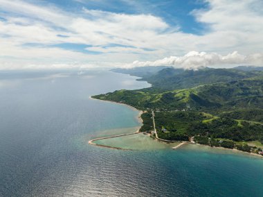 San Agustin 'in turkuaz deniz suyu ve mercan resifleriyle hava manzarası. Tablolar Adası. Romblon, Filipinler.