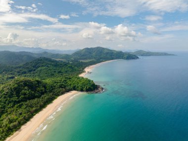 Okyanus dalgaları ve berrak turkuaz deniz suyuyla tropik kumlu plajlar. El Nido, Filipinler.