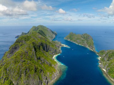 Tapiutan ve Matinloc arasındaki mavi deniz. El Nido, Palawan 'daki adalar. Filipinler.