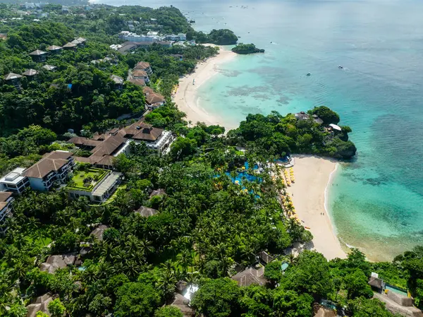 Beyaz kum ve turkuaz sularda güneş yansıması olan tropik plaj tatil beldeleri. Boracay, Filipinler.