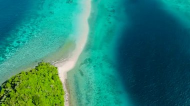 Turkuazın üst görüntüsü ve güneş yansımalı mavi deniz suyu. Bang-og Adası. Romblon, Romblon. Filipinler.