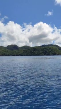 Mavi deniz ve tropik adalar. Sohoton Koyu, Bucas Grande. Surigao del Norte, Filipinler. Dikey görünüm.
