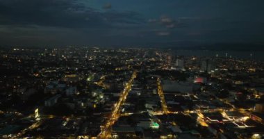 Gece aydınlatmalı sokak ışıklarıyla şehir. Davao Şehri. Mindanao, Filipinler.