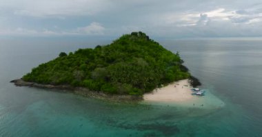 Baong Adası beyaz kum plajı turkuaz suyla çevrili. Bir zamanlar Zamboanga City 'de Islas vardı. Mindanao, Filipinler.
