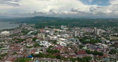 Güzel şehir ve mavi gökyüzü ve Cagayan de Oro 'da bulutlar. Kuzey Mindanao, Filipinler.