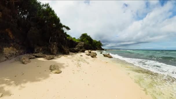 Voda Stéká Vln Písečné Pláži Ostrově Carabao Romblon Filipíny — Stock video