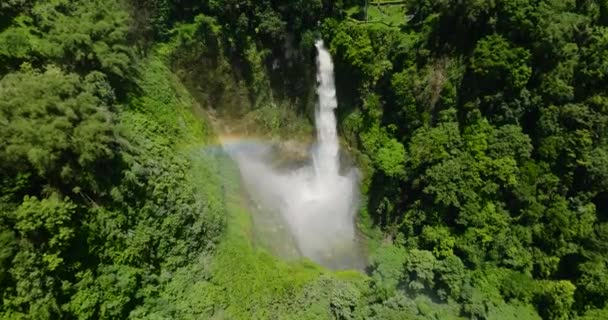 Hermoso Arco Iris Sobre Cascada Hikong Bente Rodeado Selva Montañosa — Vídeos de Stock
