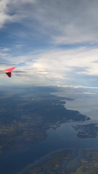 Tropik Ada Mavi Deniz Uçak Penceresinden Manzara Filipinler Dikey Görünüm — Stok video