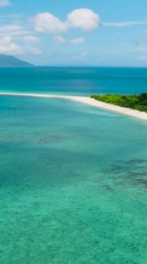 Beyaz kum ve turkuaz suyla Bon Bon Beach 'in hava manzarası. Romblon Adası. Romblon, Filipinler. Dikey görünüm.