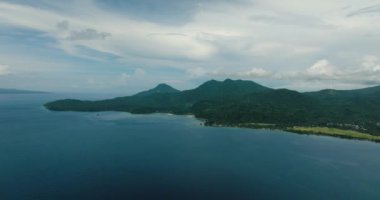 Derin mavi suyu olan Camiguin Adası. Mavi gökyüzü ve bulutlar. Filipinler. Yukarıdan görüntüle.