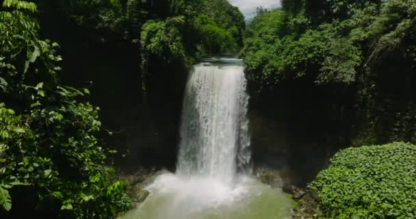 Letecký Průzkum Vodopádů Hikong Alo Horské Tropické Džungli Zelenými Rostlinami — Stock video