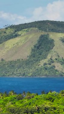 Dağ tepesi ve tropikal mavi deniz. Santa Fe, Tablas, Romblon, Filipinler. Dikey görünüm.