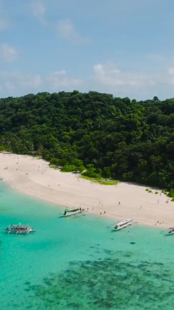 Drone Uitzicht Puka Shell Beach Wit Zandstrand Met Boot Turquoise — Stockvideo